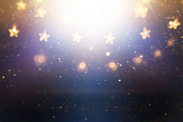 輝くオーバーレイと暗い背景にクリスマス暖かい金のガーランドライト — ストック写真