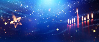 Menoralı Yahudi bayramı Hanuka resmi (geleneksel şamdanlar) ve mumlar