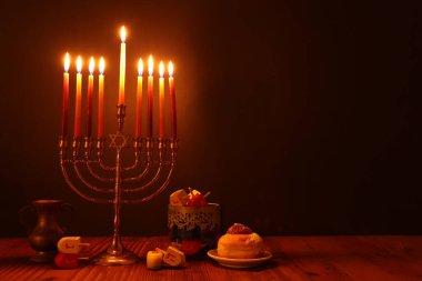 Yahudi tatil Hanukkah menorah (geleneksel Mumluk) ve yanan mumlar arka plan görüntü
