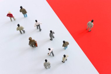 Bir grup insan aynı yöne gidiyor ve benzersiz bir kişi farklı bir yöne gidiyor..