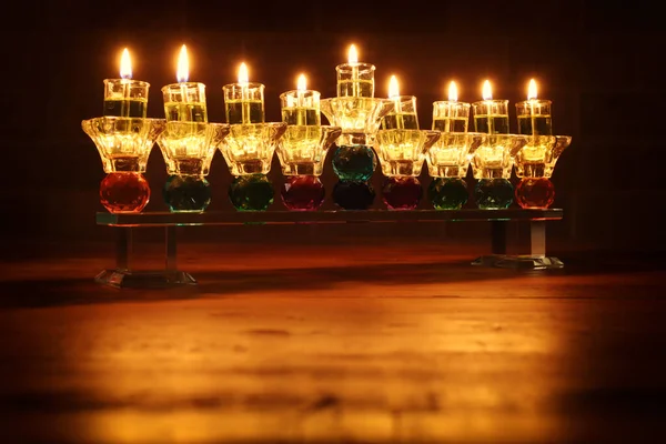犹太假日的图像Hanukkah背景与水晶薄荷糖 传统的烛光 和油蜡烛 — 图库照片