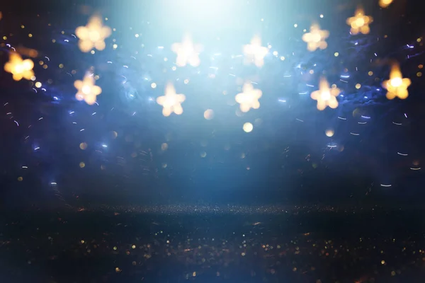 Χριστουγεννιάτικα Ζεστά Χρυσά Γιρλάντα Φώτα Πάνω Από Σκούρο Φόντο Glitter — Φωτογραφία Αρχείου