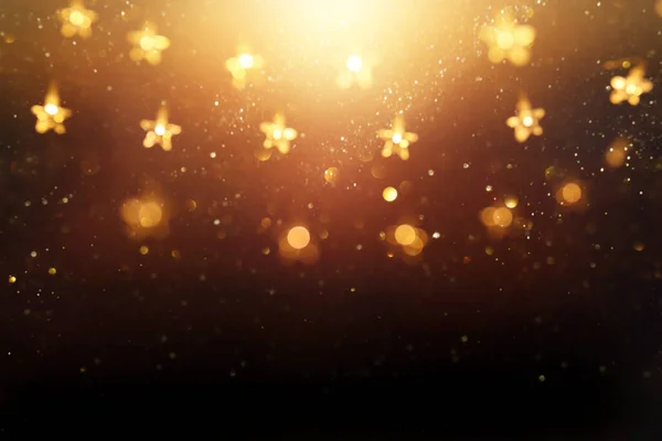 圣诞温暖的金色花环灯罩在深色的背景上 上面闪烁着光芒 — 图库照片