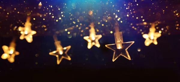 Navidad Luces Guirnalda Oro Caliente Sobre Fondo Oscuro Con Superposición —  Fotos de Stock