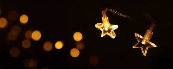 Kerstmis Warm Goud Slinger Lichten Donkere Achtergrond Met Glitter Overlay — Stockfoto