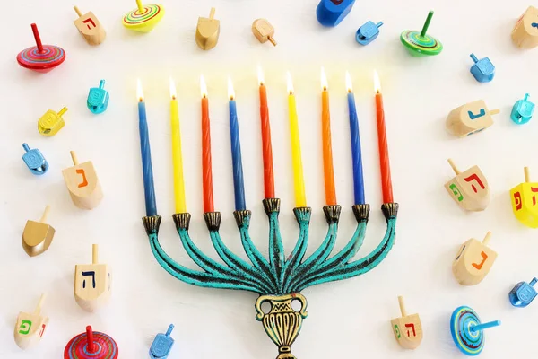 犹太节日光明节的宗教图像 背景与传统烛台 旋转顶部和蜡烛 — 图库照片
