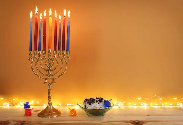 Religijny Obraz Żydowskiego Święta Chanuka Tło Menorą Tradycyjny Świecznik Pączkiem — Zdjęcie stockowe