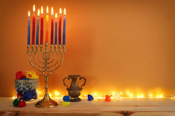 ユダヤ教の休日のイメージMenorah 伝統的な燭台 とキャンドルとハヌカの背景 — ストック写真