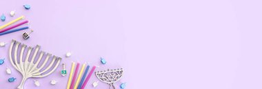 Menorah (geleneksel şamdan) mumlarıyla Yahudi bayramı Hanuka arkaplanının dini görüntüsü