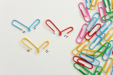 Eşsiz düşüncenin kavramsal görüntüsü. Kuşlar şeklinde ataçlar. Takım çalışması ve liderlik fikri.