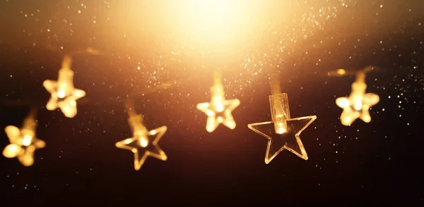 輝くオーバーレイと暗い背景にクリスマス暖かい金のガーランドライト — ストック写真