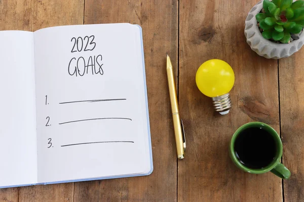 Бизнес Концепция Списка Целей 2023 Ноутбуком Чашкой Кофе Над Деревянным — стоковое фото