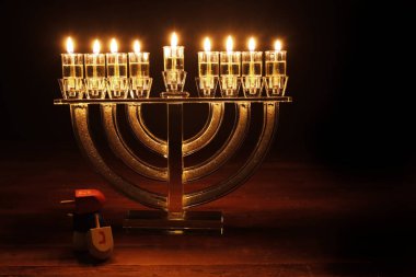 Menoralı Yahudi bayramı Hanuka resmi (geleneksel şamdanlar) ve mumlar