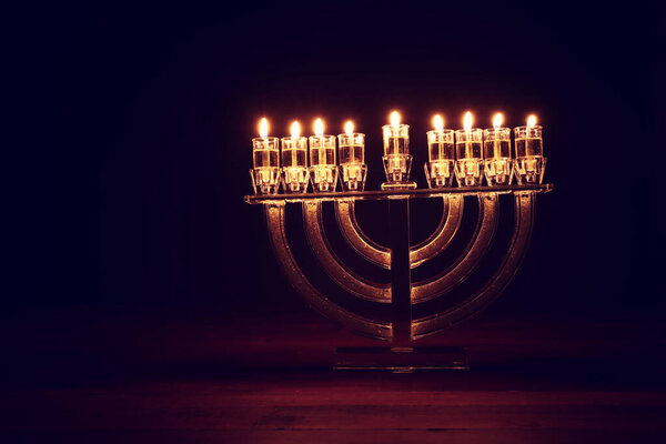 Образ еврейского праздника Ханука с менорой (традиционные канделябры) и свечами