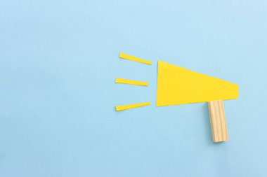 Duyuru ya da dikkat için megafonun imajını pastel arkaplan üzerinde kavra