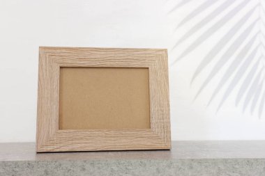 Ürün görüntüleme için boş fotoğraf çerçeveli beyaz mermer arkaplan ve tablo