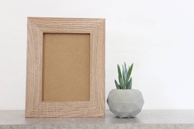 Ürün görüntüleme için boş fotoğraf çerçeveli beyaz arkaplan ve tablo