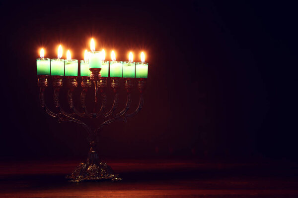 Образ еврейского праздника Ханука с менорой (традиционные канделябры) и свечами