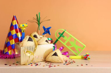Purim bayramı konsepti (Yahudi karnavalı bayramı). Ahşap masanın üzerinde Hamantaschen kurabiyeleri