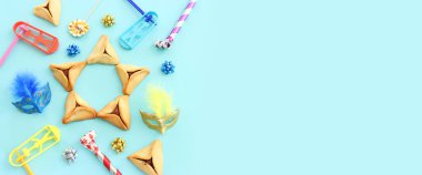 Purim bayramı konsepti (Yahudi karnavalı bayramı) mavi arka planda. Üst Manzara Düz Yat