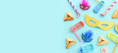 Purim bayramı konsepti (Yahudi karnavalı bayramı) mavi arka planda. Üst Manzara Düz Yat