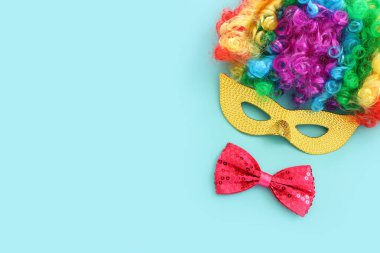 karnaval, parti ve Purim kutlama konsepti (Yahudi karnavalı bayramı) mavi arka plan üzerine