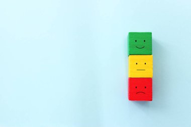 Mutlu ve üzgün yüzlü küplerin en üst görüntüsü. Mutluluk duygusu ve memnuniyet kavramı