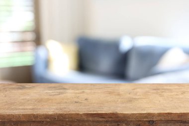 Oturma odasının önündeki tahta boş masa. Ürün gösterimi ve sunumu için