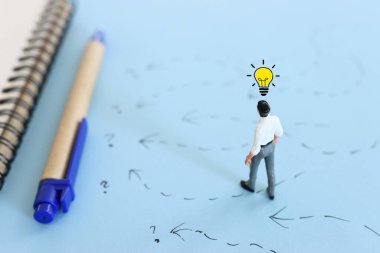 Bir sorunu çözmeyi düşünen ve doğru yolu arayan insanların imajını kavra.