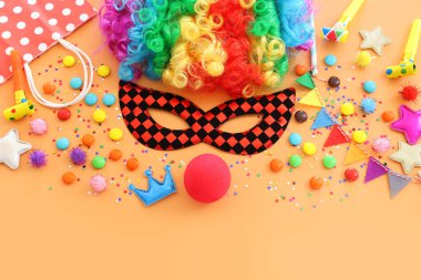 Sarı zemin üzerinde karnaval, parti ve Purim bayramı konsepti (Yahudi karnavalı bayramı)