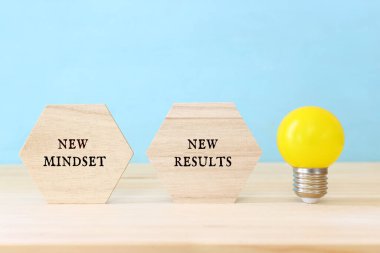 Yazılı ampul. Parlak güneşin önünde yeni bir zihniyet.