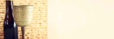 Fısıh arkaplanı. Eski şarap fincanı ve matzoh (Yahudi bayramı ekmeği)