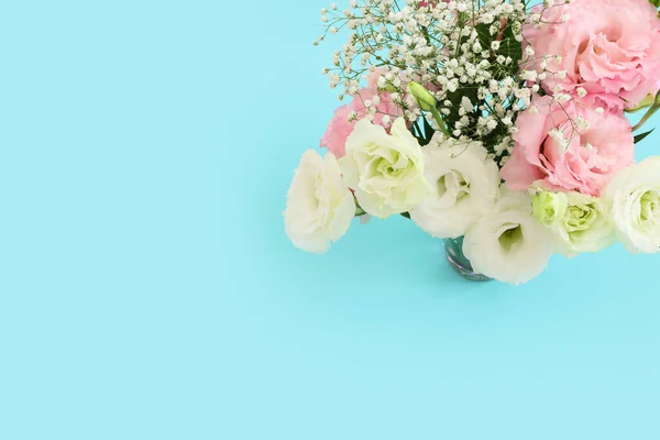 Pastel Mavi Arkaplan Üzerinde Narin Lisianthus Çiçeklerinin Üst Görünümü — Stok fotoğraf