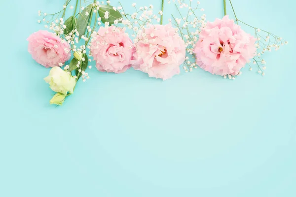 Ovanifrån Bild Känsliga Lisianthus Blommor Över Pastell Blå Bakgrund — Stockfoto