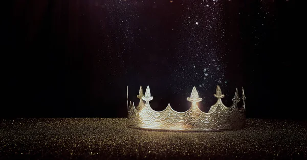 亮晶晶的桌子上的漂亮女王或王冠的低调形象 幻想中世纪时期 — 图库照片