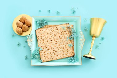 Pastel mavi arka plan üzerine Pesah kutlama konsepti (Musevi Hamursuz Bayramı)