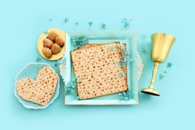 Pastel mavi arka plan üzerine Pesah kutlama konsepti (Musevi Hamursuz Bayramı)