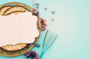 Pastel mavi arka plan üzerine Pesah kutlama konsepti (Musevi Hamursuz Bayramı)
