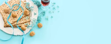 Pastel mavi arka plan üzerine Pesah kutlama konsepti (Musevi Hamursuz Bayramı)