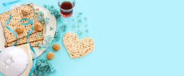 Pastel mavi arka plan üzerine Pesah kutlama konsepti (Musevi Hamursuz Bayramı)