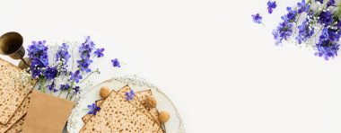 İzole edilmiş beyaz arka plan üzerine Pesah kutlama konsepti (Musevi Hamursuz Bayramı)