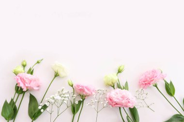 İzole edilmiş beyaz arkaplan üzerinde narin buket çiçeklerinin üst görünümü