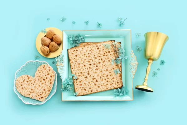 Pastel mavi arka plan üzerine Pesah kutlama konsepti (Musevi Hamursuz Bayramı)