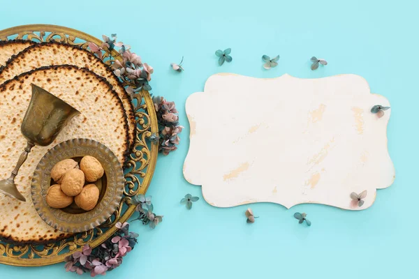 Pastel mavi arka plan üzerine Pesah kutlama konsepti (Musevi Hamursuz Bayramı)