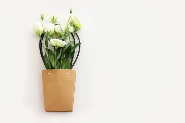 Bild Von Oben Von Zarten Strauß Blumen Über Isolierten Weißen — Stockfoto