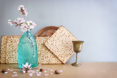 Pesah kutlama kavram (Yahudi Fısıh Bayramı) ahşap masa üzerinde