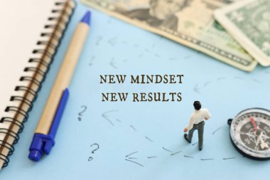 Bir sorunu çözmeyi düşünen ve doğru yolu arayan bir adam imajı.