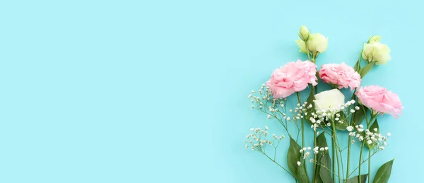Horní Pohled Obrázek Jemné Lisianthus Květy Přes Pastelové Modré Pozadí — Stock fotografie