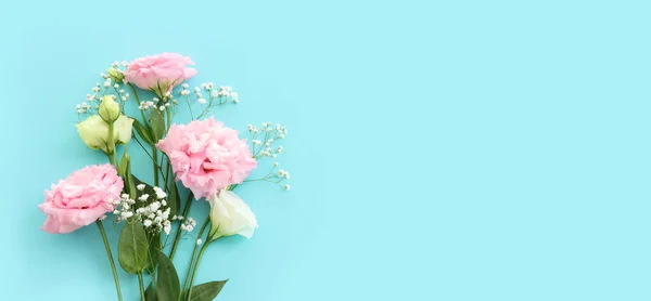 パステルブルーの背景に繊細なリアンサスの花のトップビューのイメージ — ストック写真