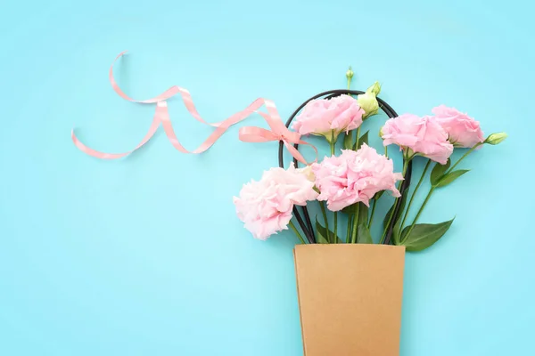 Imagen Vista Superior Delicadas Flores Lisianthus Sobre Fondo Azul Pastel — Foto de Stock